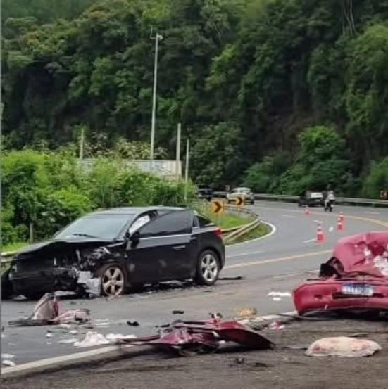 A colisão frontal aconteceu no quilômetro 307 da rodovia. (Foto: Reprodução)