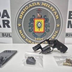 Durante a abordagem, os policiais encontraram com a dupla um rev&oacute;lver calibre .38, cinco muni&ccedil;&otilde;es intactas, uma pequena por&ccedil;&atilde;o de maconha. (Foto: BM)
