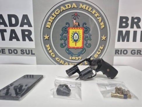 Durante a abordagem, os policiais encontraram com a dupla um revólver calibre .38, cinco munições intactas, uma pequena porção de maconha. (Foto: BM)