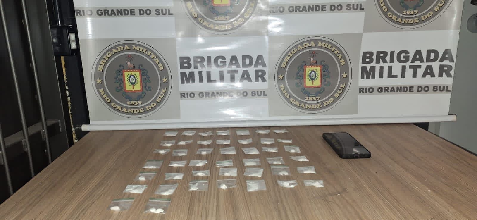 Brigada Militar apreende drogas, arma e prende dois homens por tráfico em Garibaldi