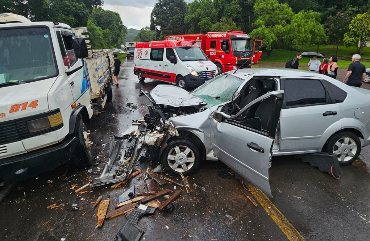 Acidente entre carro e caminhão deixa motorista ferido no Vale dos Vinhedos, em Bento Gonçalves