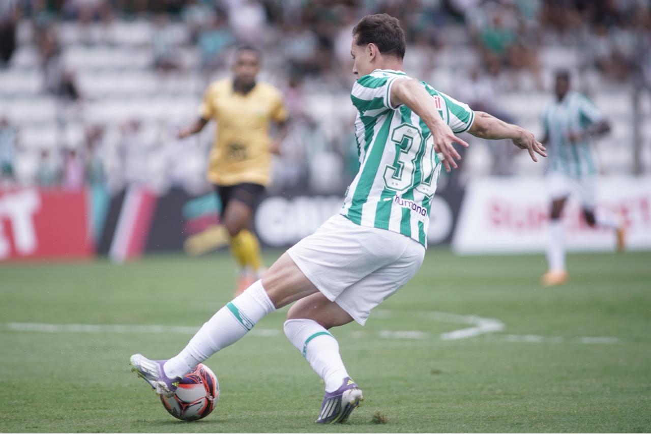 Lateral do Juventude é denunciado pelo TJD-RS por gestos contra a arbitragem