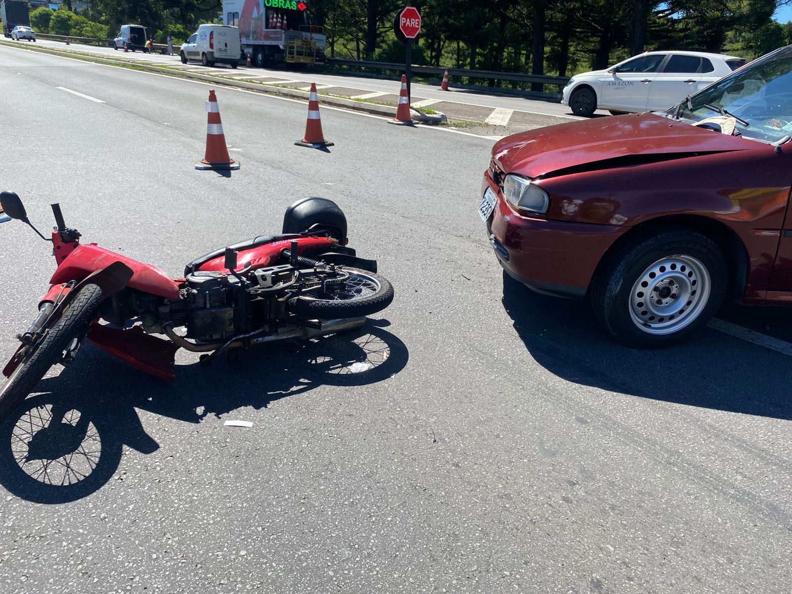Carro corta frente de motociclista e provoca acidente na ERS-122, em Farroupilha