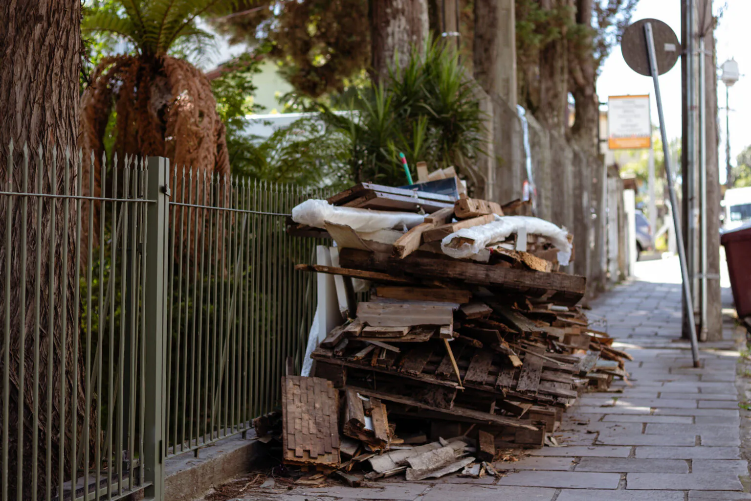 Bento Gonçalves reforça regras para descarte de móveis e eletrônicos e alerta para multas