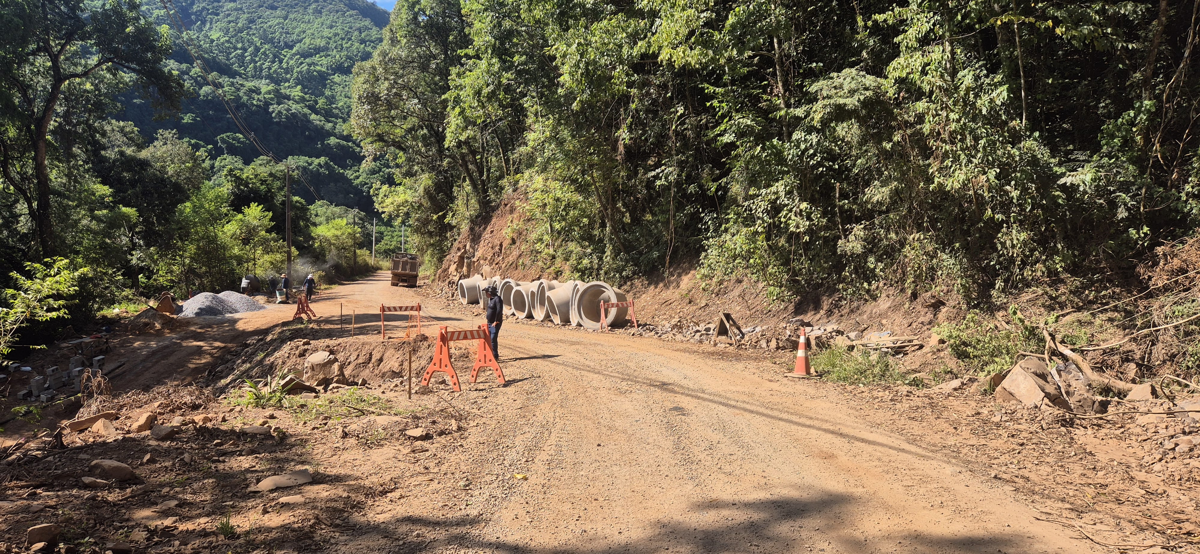 Obra de asfaltamento volta a bloquear estrada em Caravaggio da 6ª Légua, em Caxias do Sul