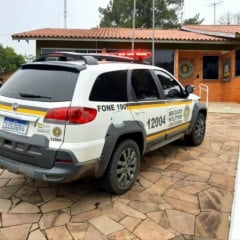 Brigada Militar compareceu &agrave; propriedade para coletar evid&ecirc;ncias e buscar informa&ccedil;&otilde;es que possam levar &agrave; identifica&ccedil;&atilde;o dos autores. (Foto: Arquivo Leouve)