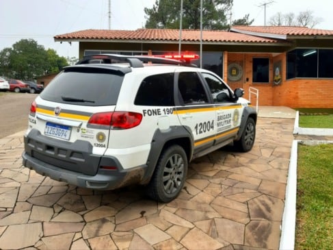 Brigada Militar compareceu à propriedade para coletar evidências e buscar informações que possam levar à identificação dos autores. (Foto: Arquivo Leouve)