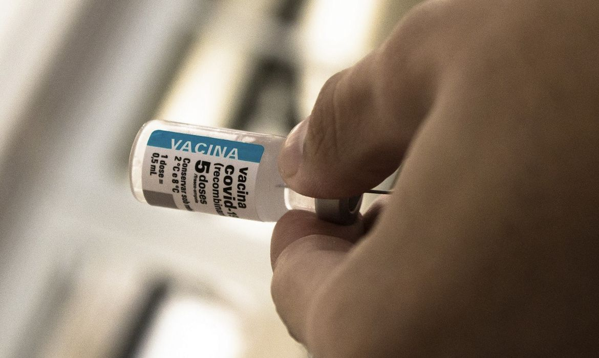 Covid recua após cinco anos de vacinação, mas número de mortes ainda preocupa