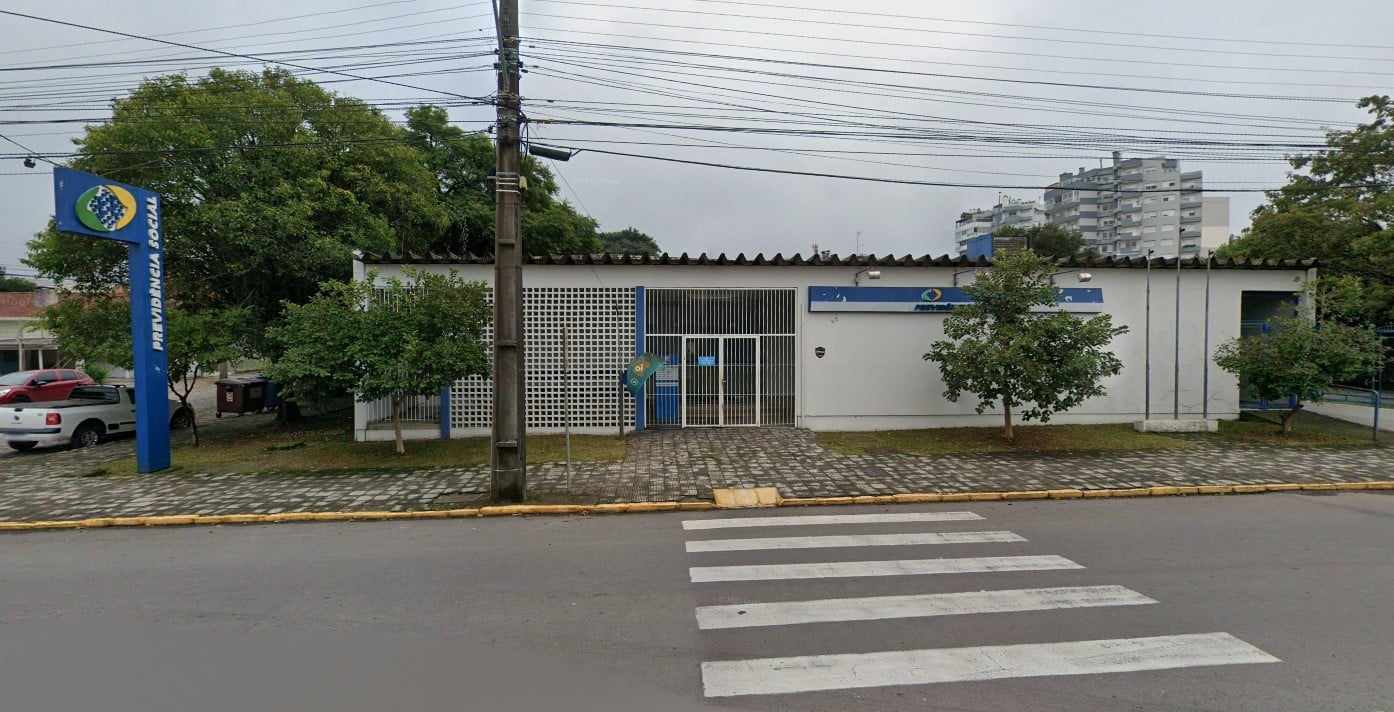ASSISTA: Homem é preso após quebrar equipamentos e agredir vigilantes no INSS de Farroupilha