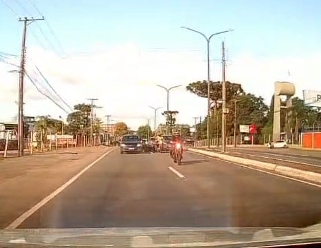Acidente entre motociclistas é flagrado por câmera veicular na BR-116, em Caxias do Sul