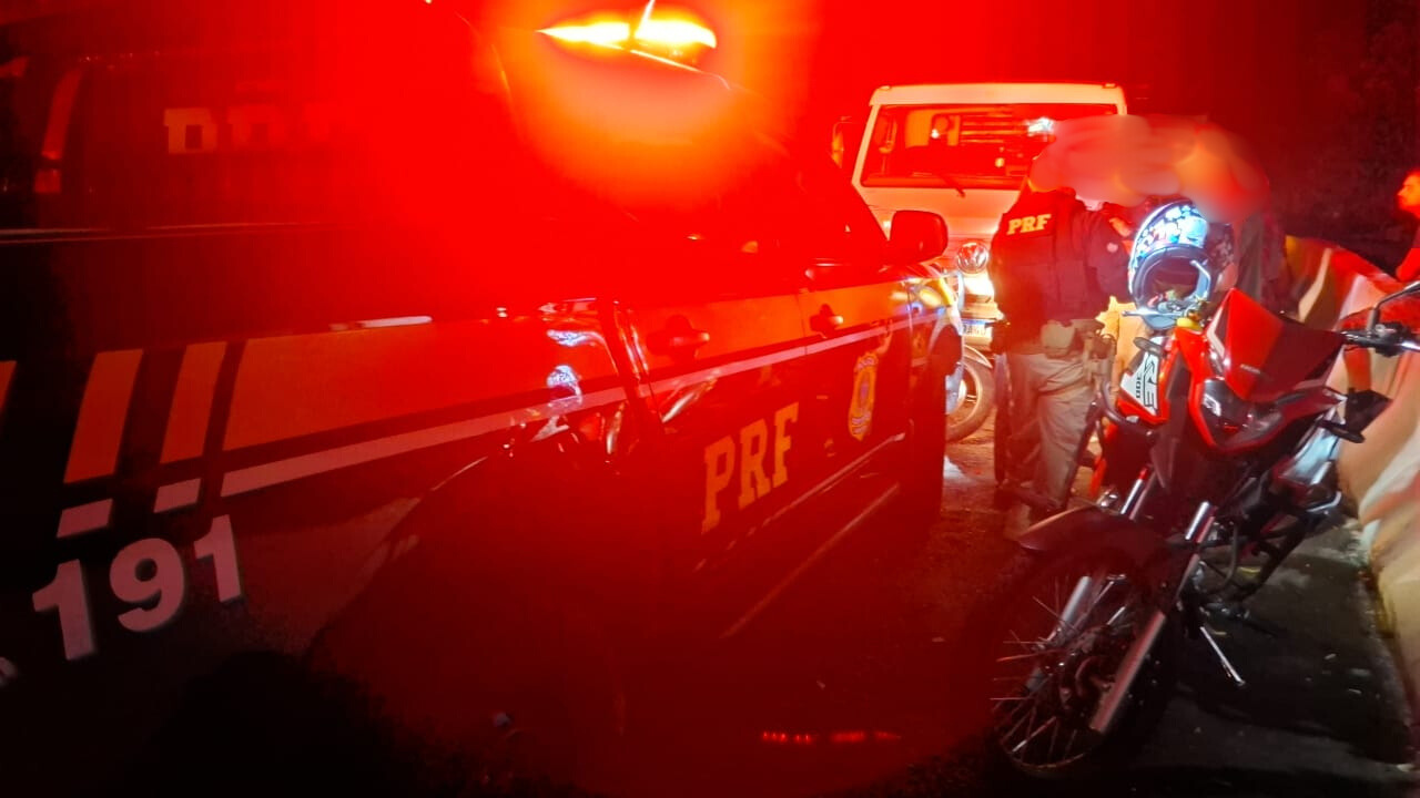 Colisão entre motos e caminhão deixa dois feridos na BR-116, em Caxias do Sul