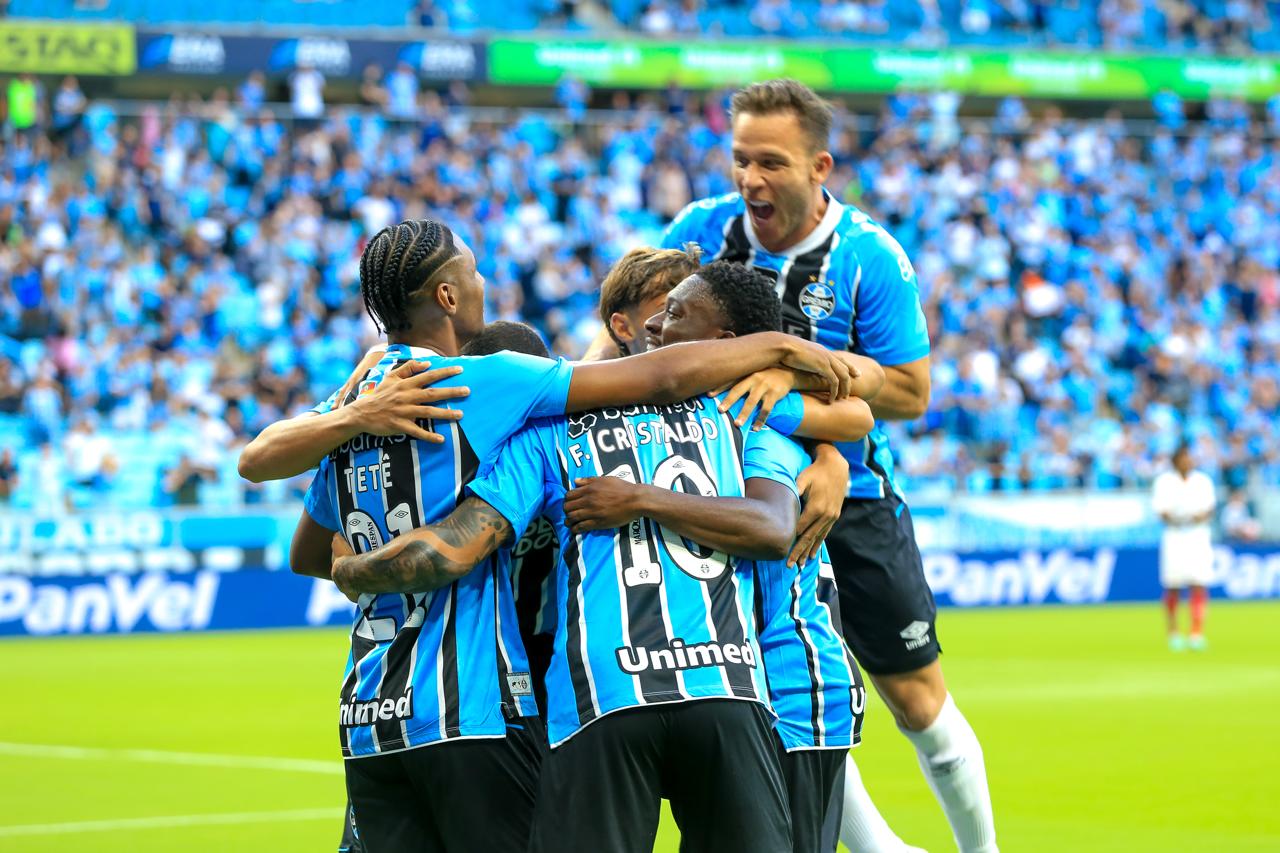 No retorno da torcida à Arena, Grêmio goleia o São Luiz e volta a vencer no Gauchão