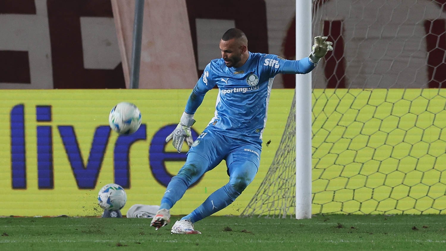 Grêmio anuncia contratação do goleiro Weverton
