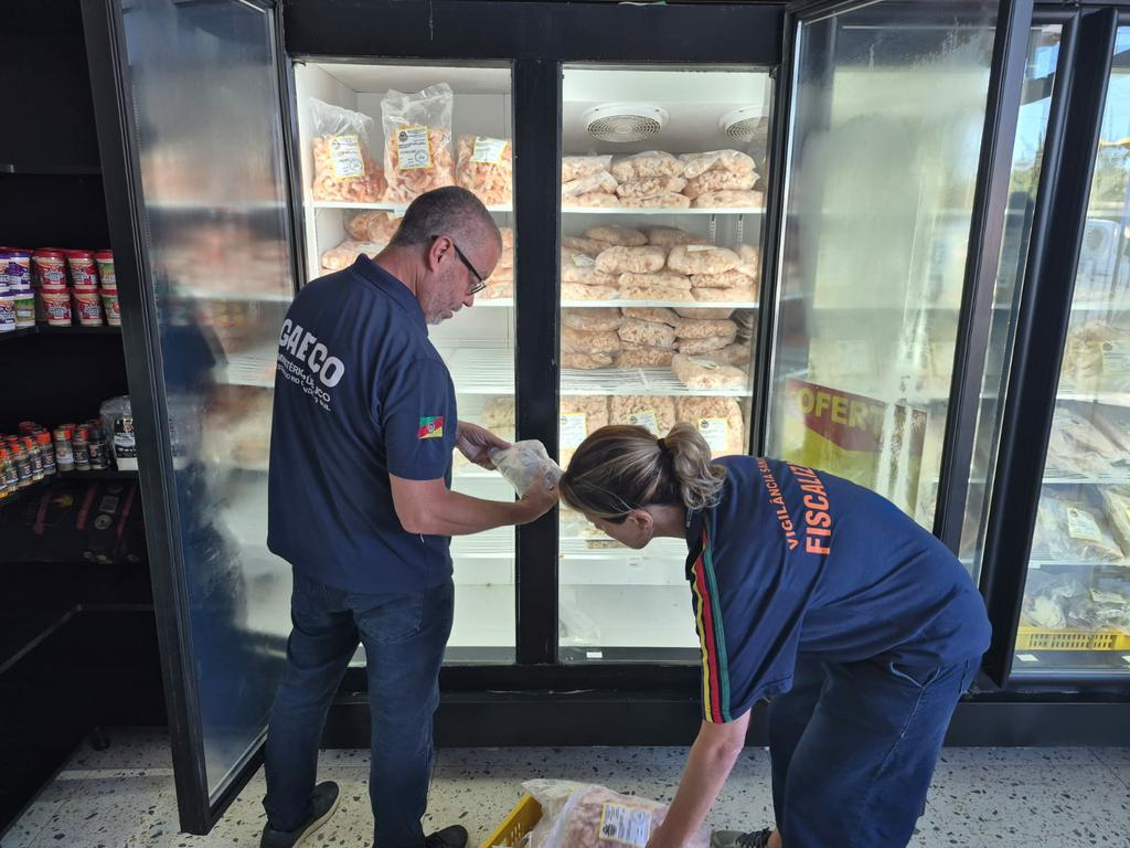 Força-tarefa apreende 4 toneladas de alimentos impróprios e interdita três restaurantes no Litoral Norte do RS