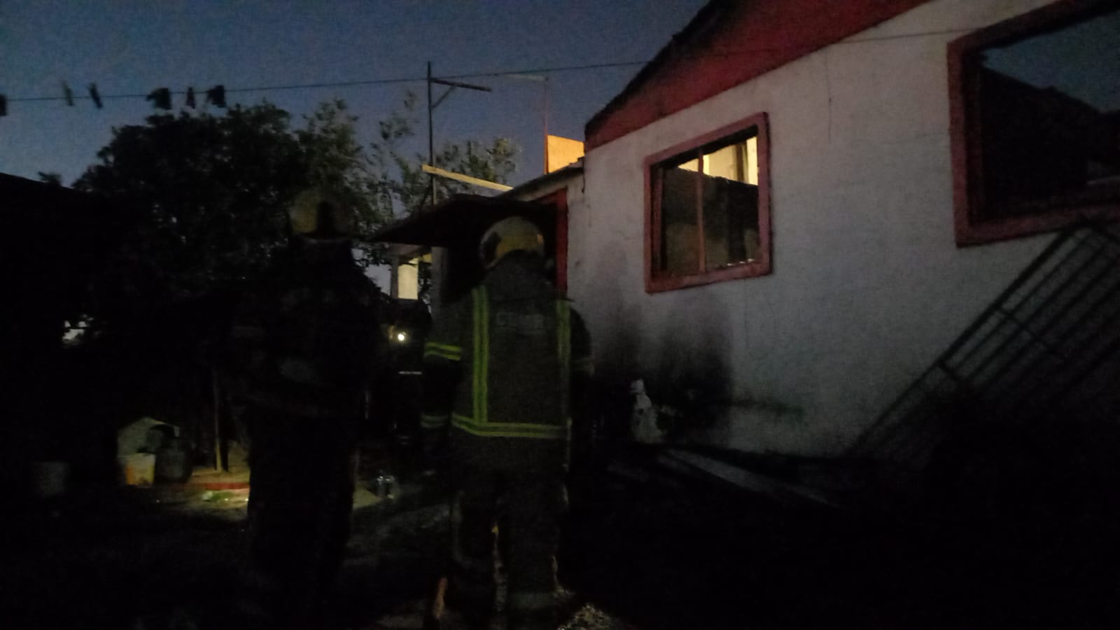 Incêndio destrói residência durante a madrugada em Caxias do Sul
