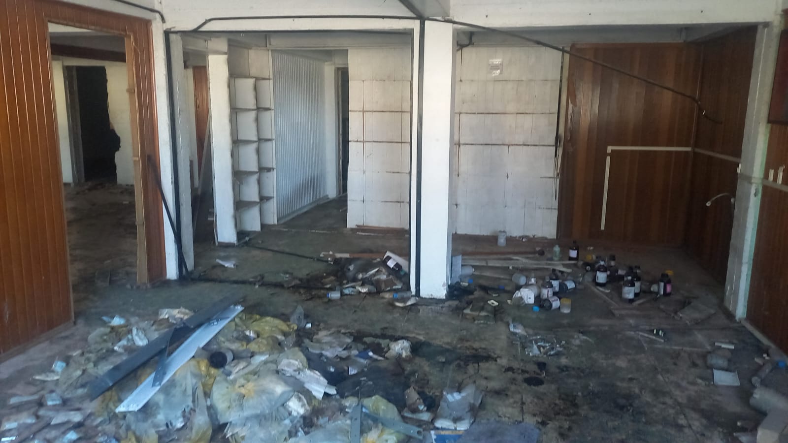 Antiga fábrica de rações em Caxias do Sul é alvo de saques constantes e moradores relatam medo e insegurança