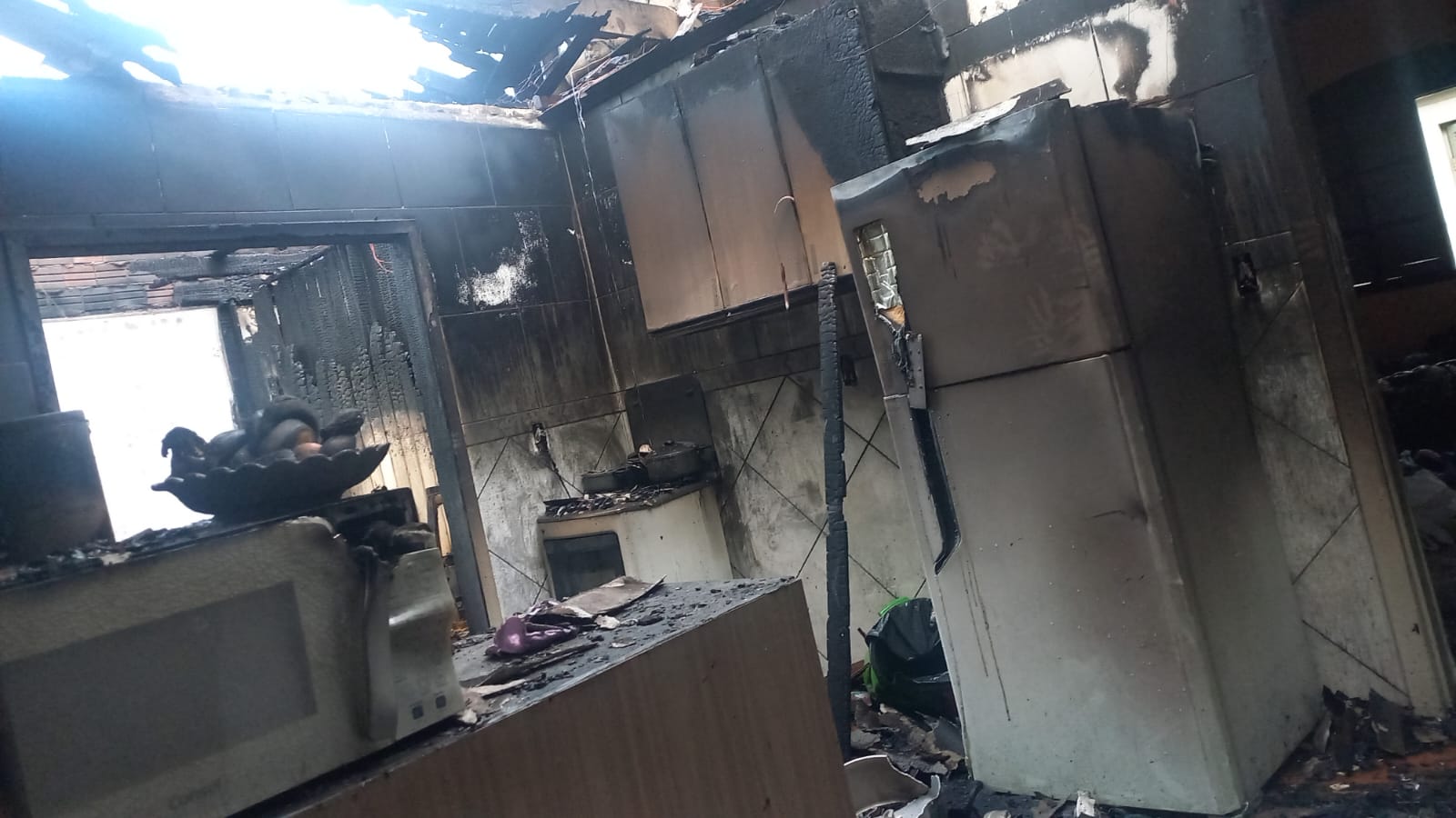 Incêndio destrói residência em Caxias do Sul e família pede ajuda para recomeçar