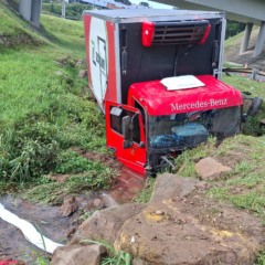 Motorista perde o controle e caminh&atilde;o cai em c&oacute;rrego em Caxias do Sul