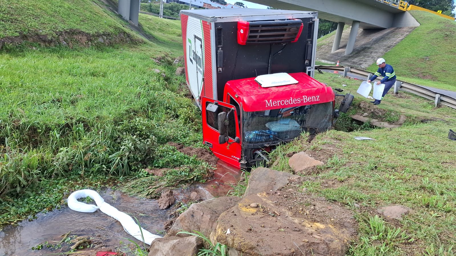 Motorista perde o controle e caminhão cai em córrego em Caxias do Sul