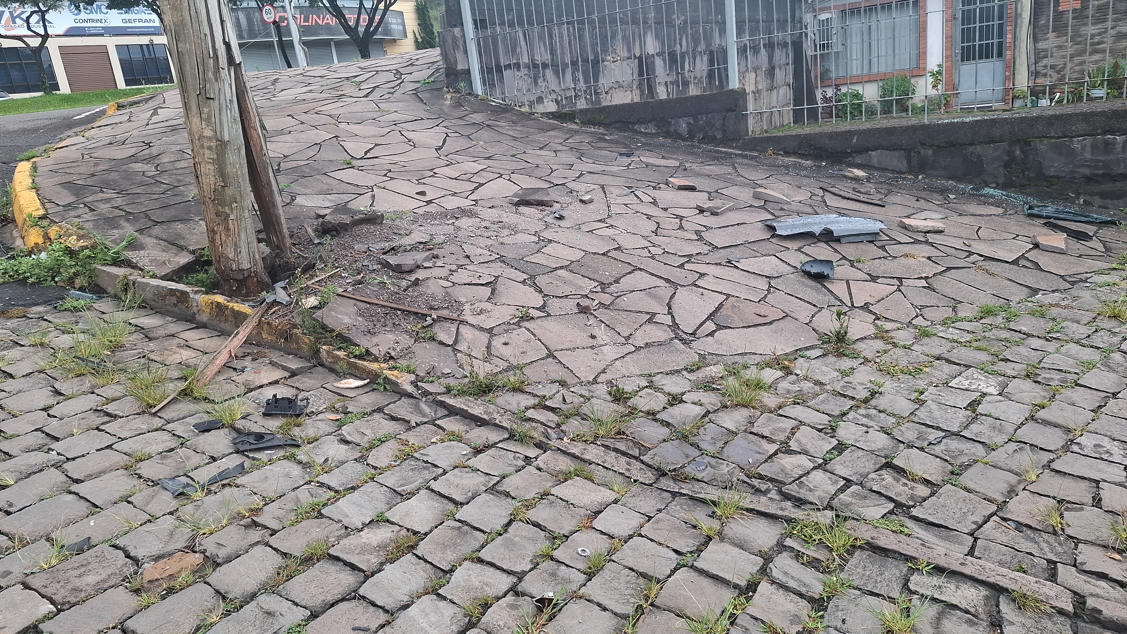 Motorista fica gravemente ferido após carro aquaplanar e atingir poste em Caxias do Sul