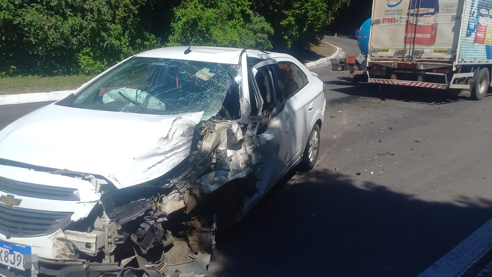 Ultrapassagem em curva provoca acidente com quatro veículos e bloqueio parcial na BR-116, em Caxias do Sul