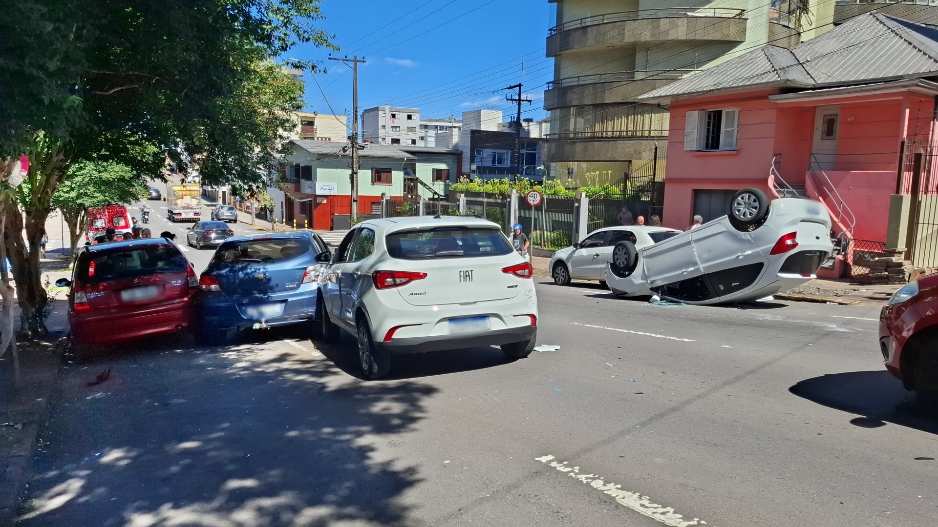 Cinco carros se envolvem em acidente com capotamento no bairro Rio Branco, em Caxias do Sul