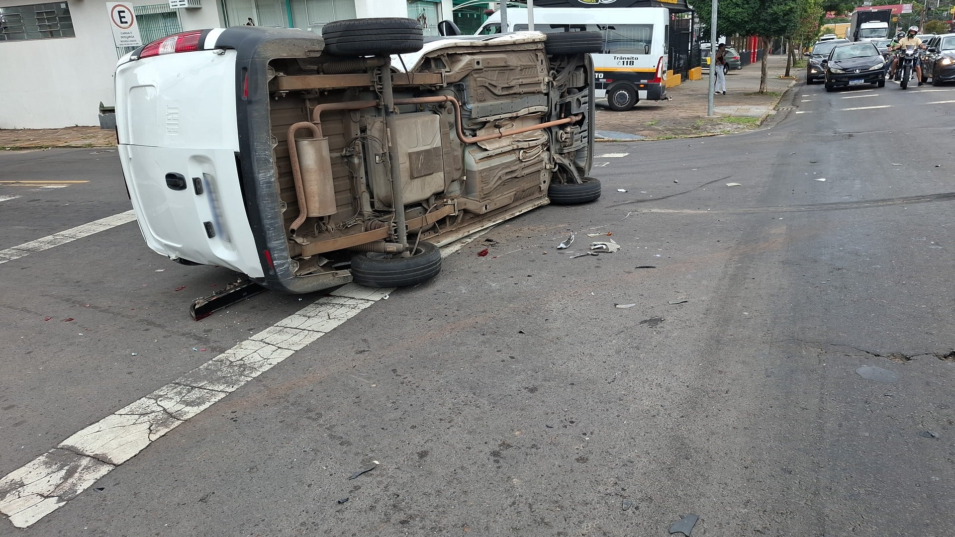 Carro atravessa o sinal vermelho e provoca capotamento na Avenida São Leopoldo, em Caxias do Sul