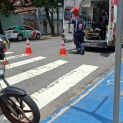 Colis&atilde;o com porta de carro derruba casal de moto em Caxias do Sul