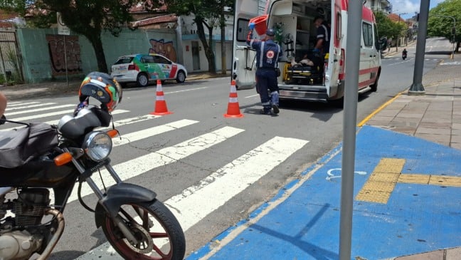 Colisão com porta de carro derruba casal de moto em Caxias do Sul