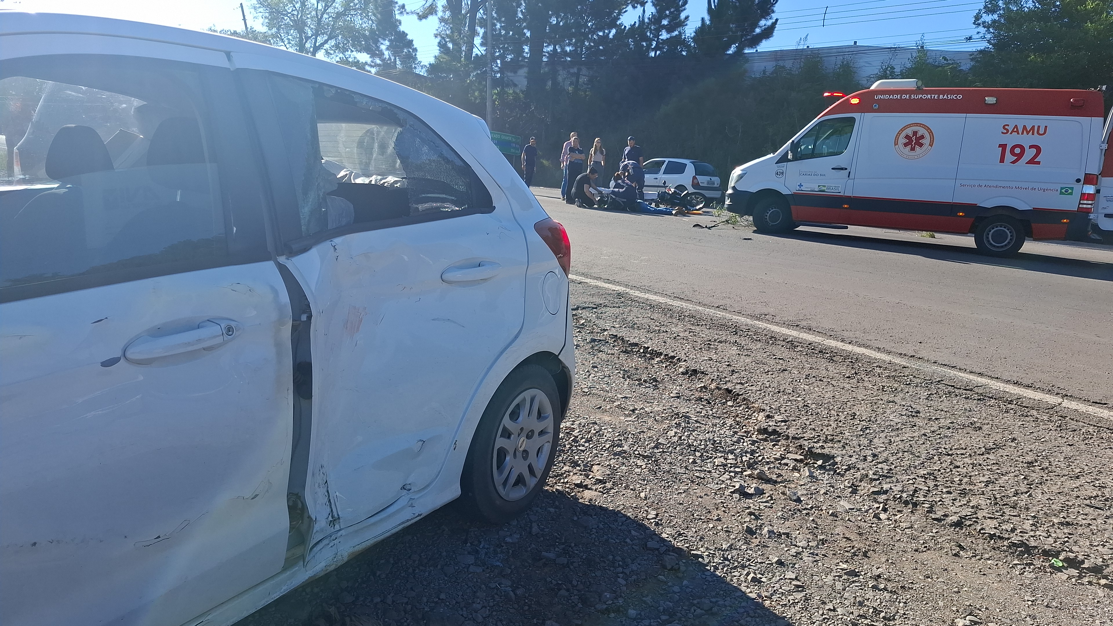 Acidente entre carro e moto deixa motociclista ferido na Rota do Sol, em Caxias do Sul