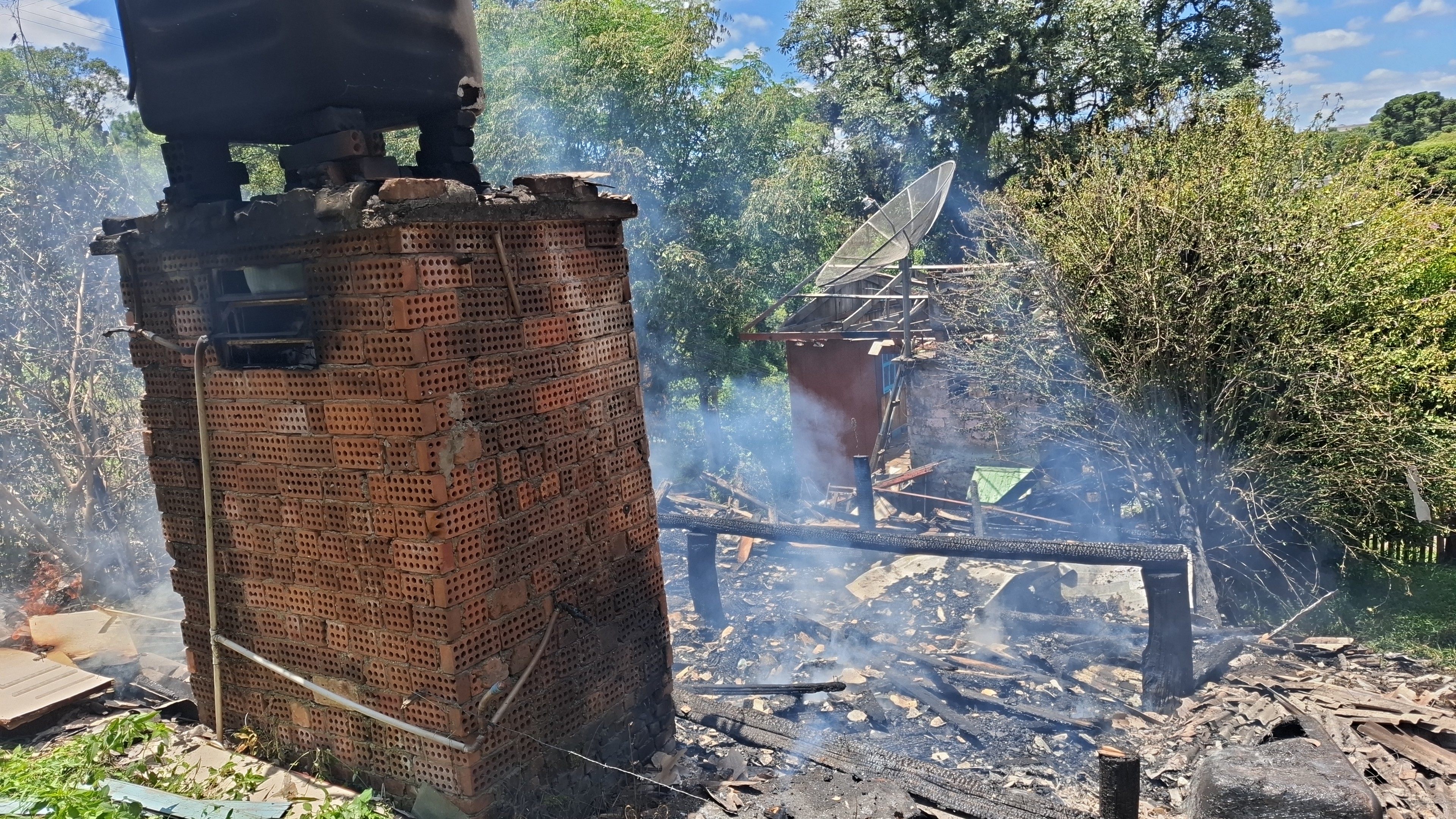 Residência é totalmente destruída por incêndio em Caxias do Sul