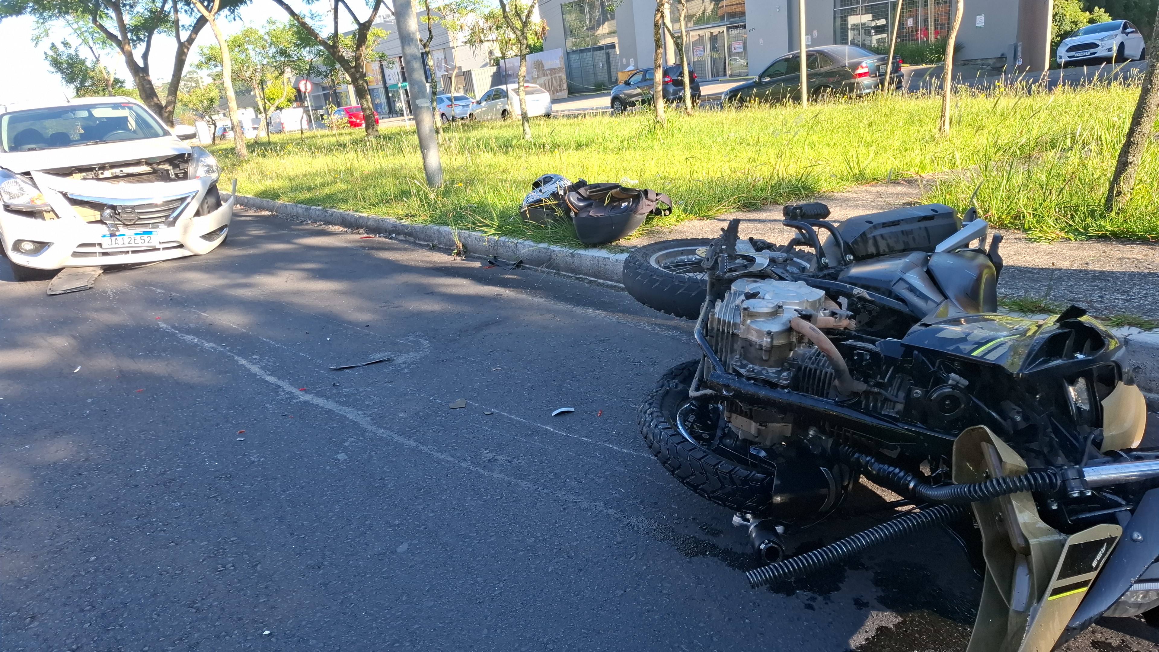 Motociclista fica ferido em acidente com outros dois veículos em Caxias do Sul
