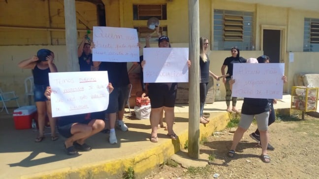 Familiares de presos protestam por melhores condições no Presídio do Apanhador, em Caxias do Sul
