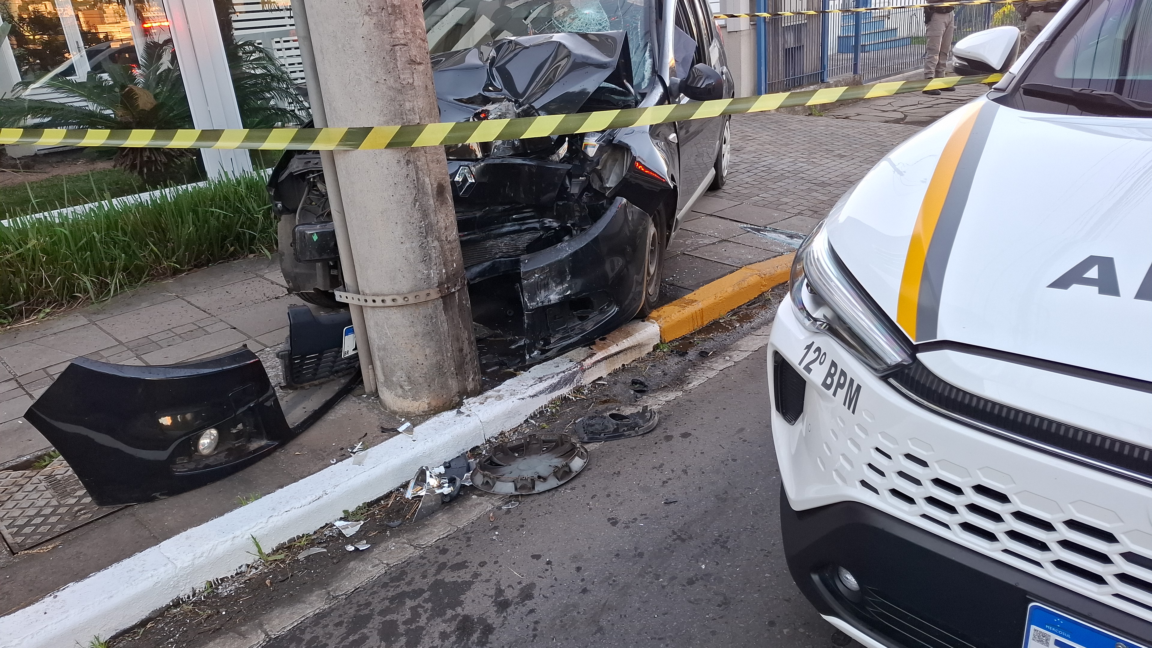 Mulher morre após carro colidir contra poste na rua Ludovico Cavinato, em Caxias do Sul