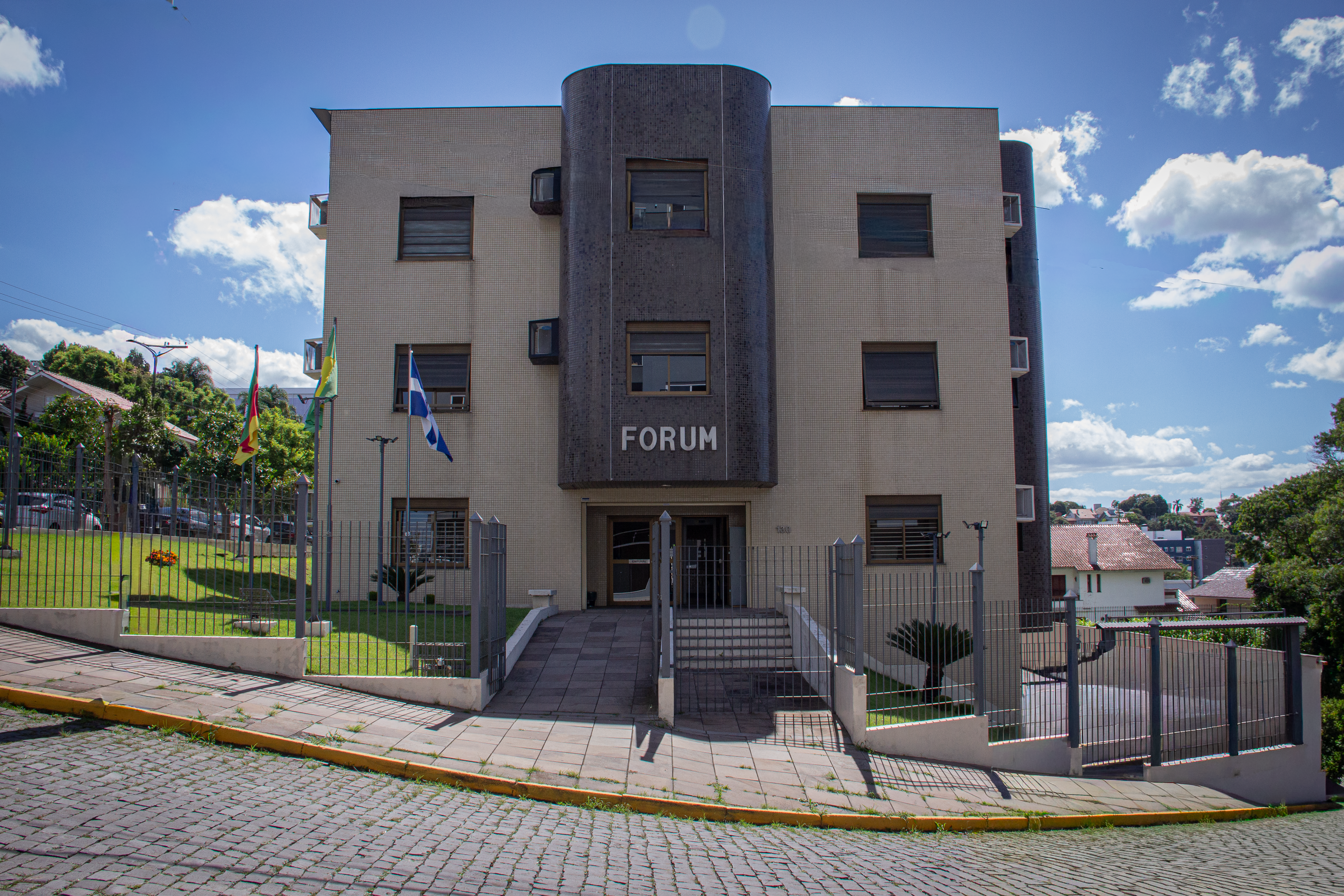 Réu é condenado a mais de nove anos de prisão por morte da esposa em Garibaldi