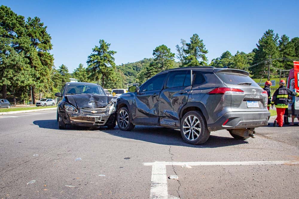 Colisão entre veículos deixa um ferido e bloqueia parcialmente BR-470, em Garibaldi