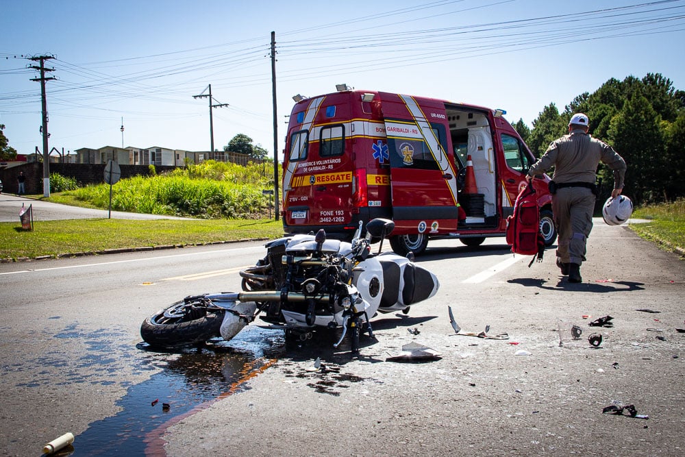 Colisão entre moto e SUV deixa motociclista gravemente ferido na RSC-453 em Garibaldi