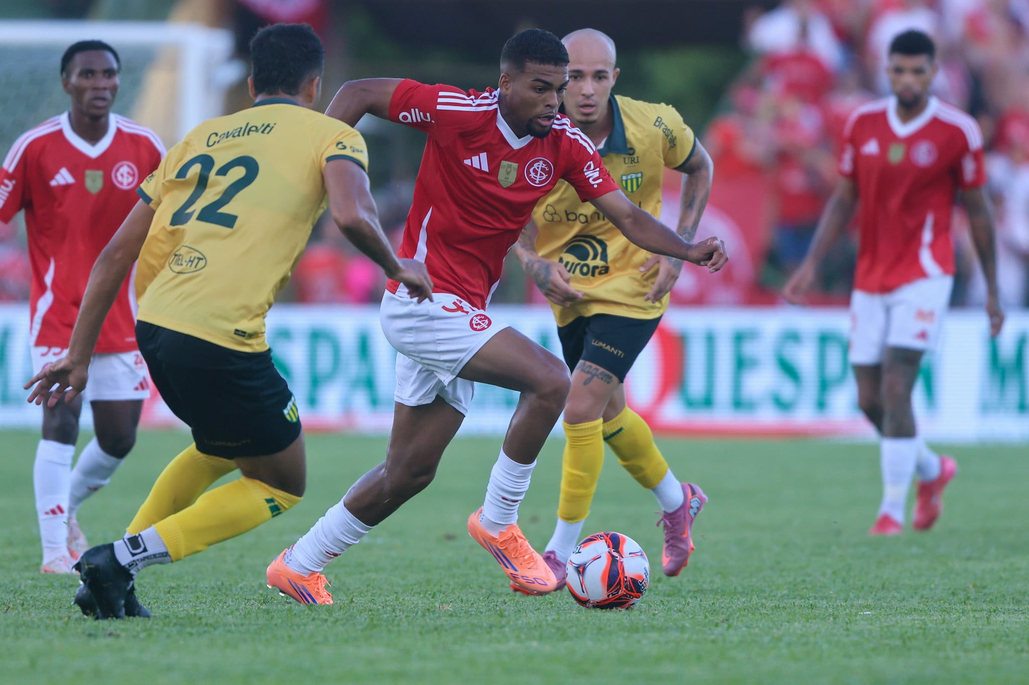 Inter cai de rendimento, sofre virada no fim e perde para o Ypiranga em Erechim