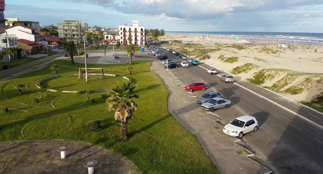 Tenda da Saúde oferece aferição de pressão e vacinação na Praça do Mar em Arroio do Sal