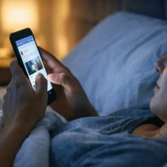 Por que checar redes sociais antes de dormir cria cansa&ccedil;o mental acumulado