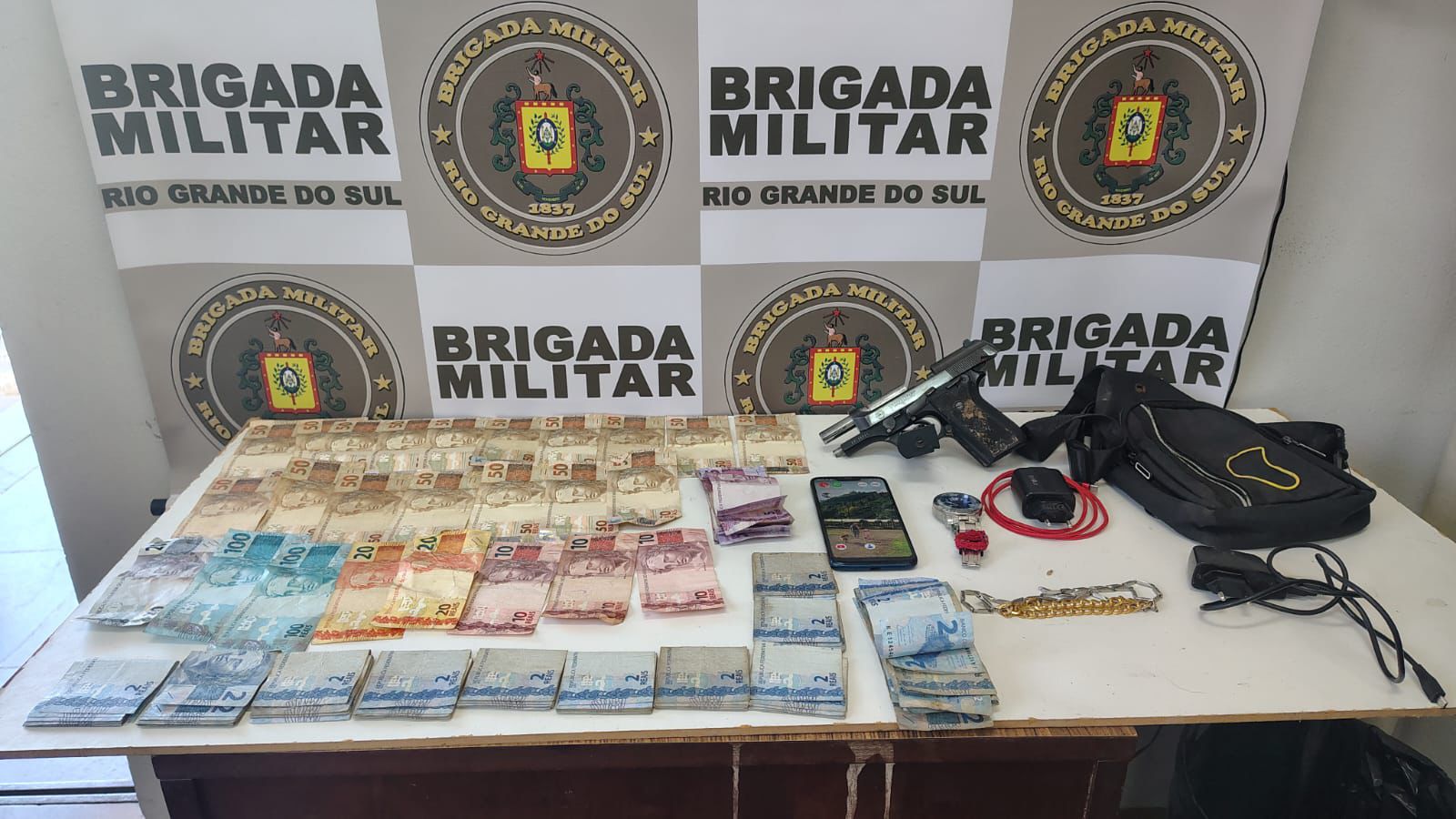 BM prende dois envolvidos em tentativa de roubo a residência que deixou uma pessoa morta em Farroupilha