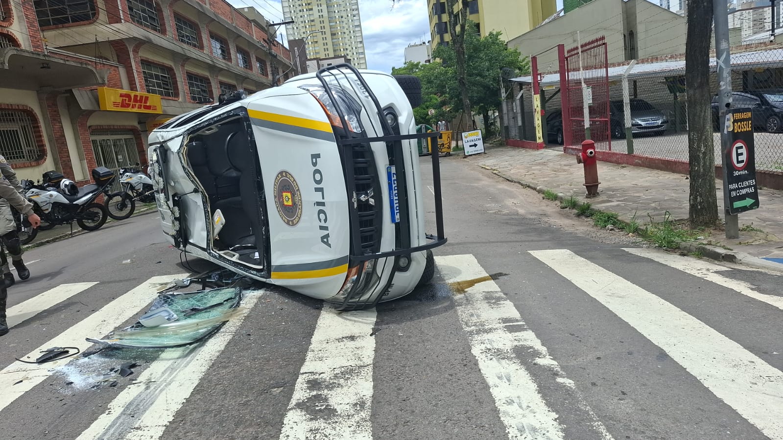 Colisão entre viatura da BM e carro deixa feridos e bloqueia trânsito na área central de Caxias do Sul
