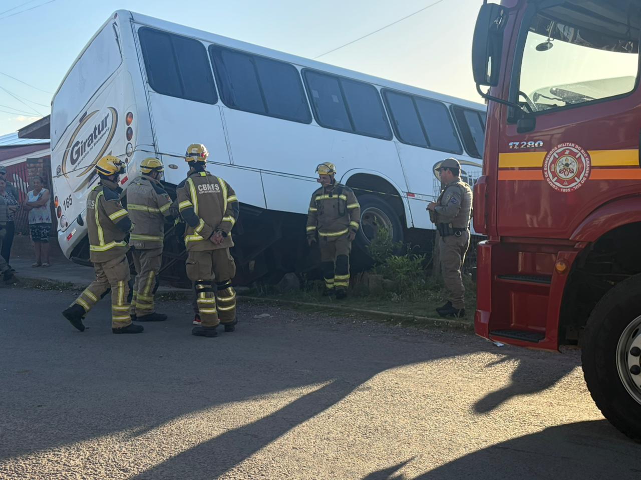 Ônibus desgovernado atinge residência e carros na Zona Sul de Caxias do Sul