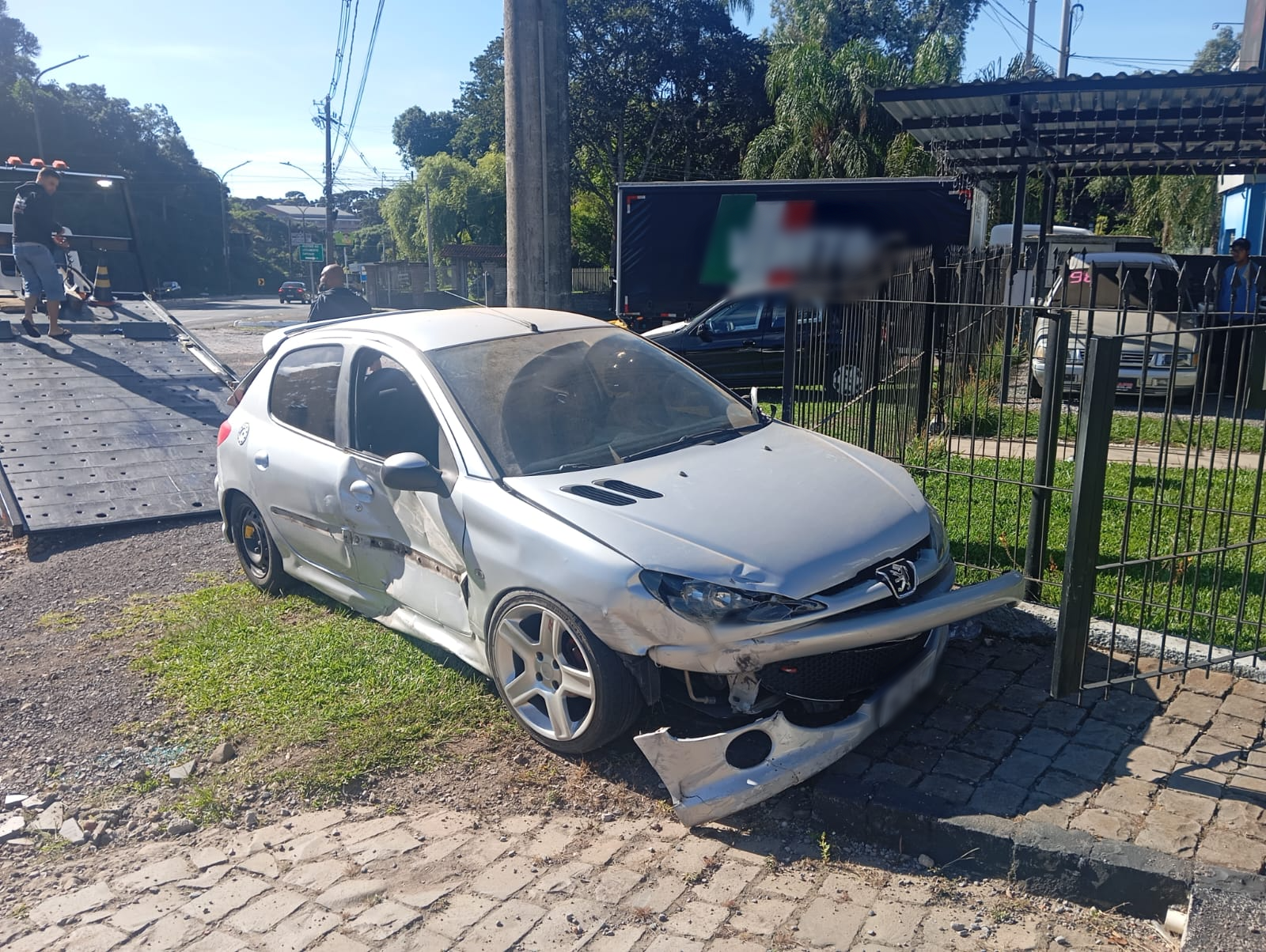 Acidente na BR-116 deixa feridos após perda de controle em curva em Caxias do Sul