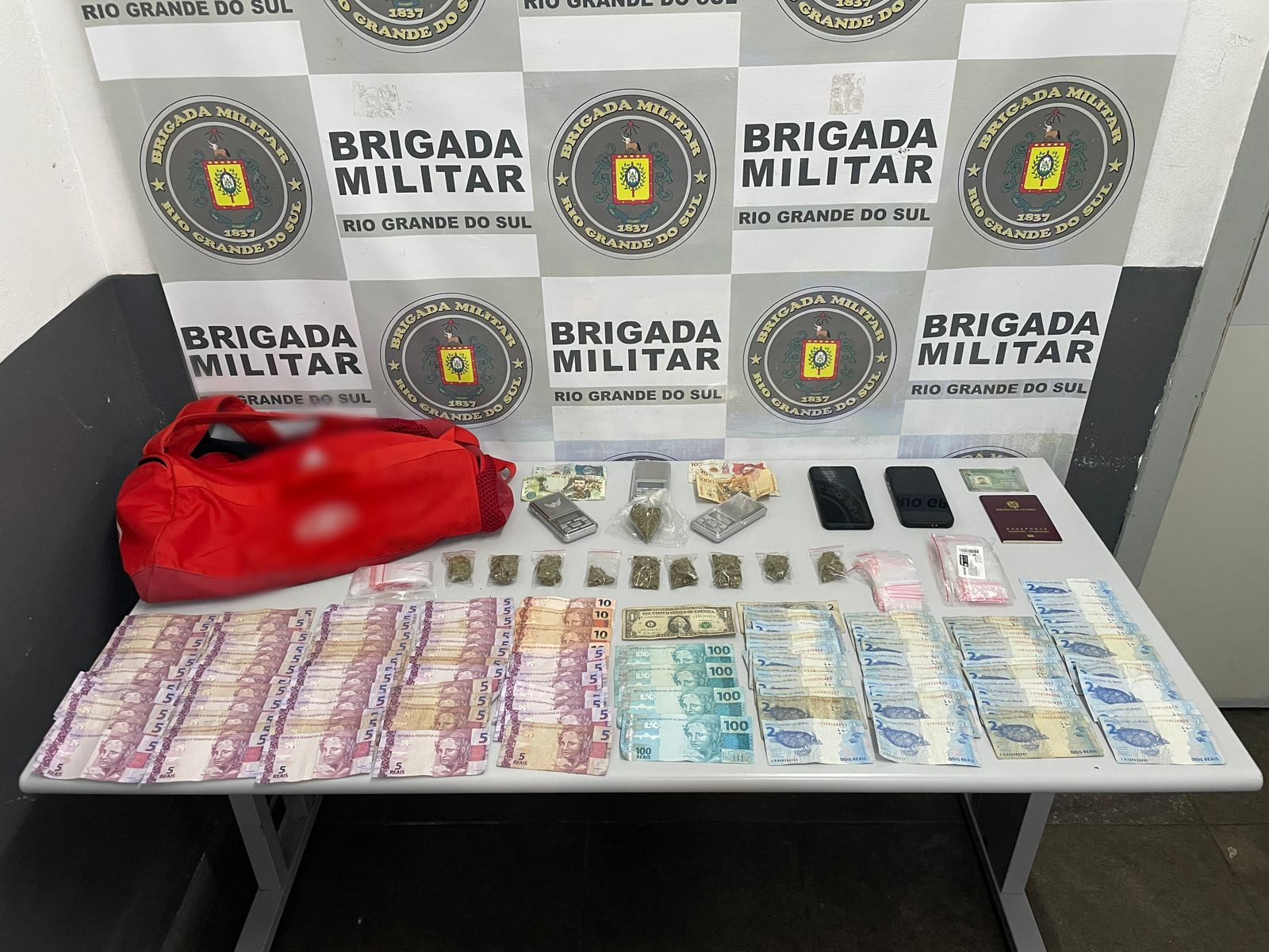 Homem é preso com drogas, dinheiro e passaporte em Caxias do Sul