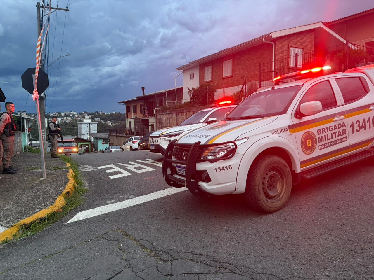 Perseguição policial termina com apreensão de arma e drogas no Cinquentenário II, em Caxias do Sul