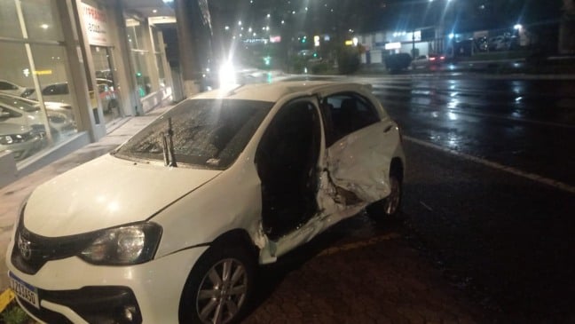 A violência do impacto foi tamanha que a porta lateral do Etios foi completamente arrancada. (Foto: Reprodução)