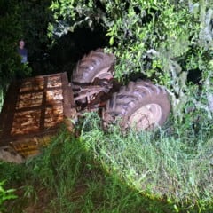 A v&iacute;tima, que n&atilde;o teve a identidade divulgada at&eacute; o momento, foi encontrada sem vida sob o pr&oacute;prio ve&iacute;culo. (Foto: Reprodu&ccedil;&atilde;o)