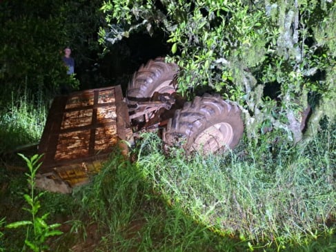 A vítima, que não teve a identidade divulgada até o momento, foi encontrada sem vida sob o próprio veículo. (Foto: Reprodução)