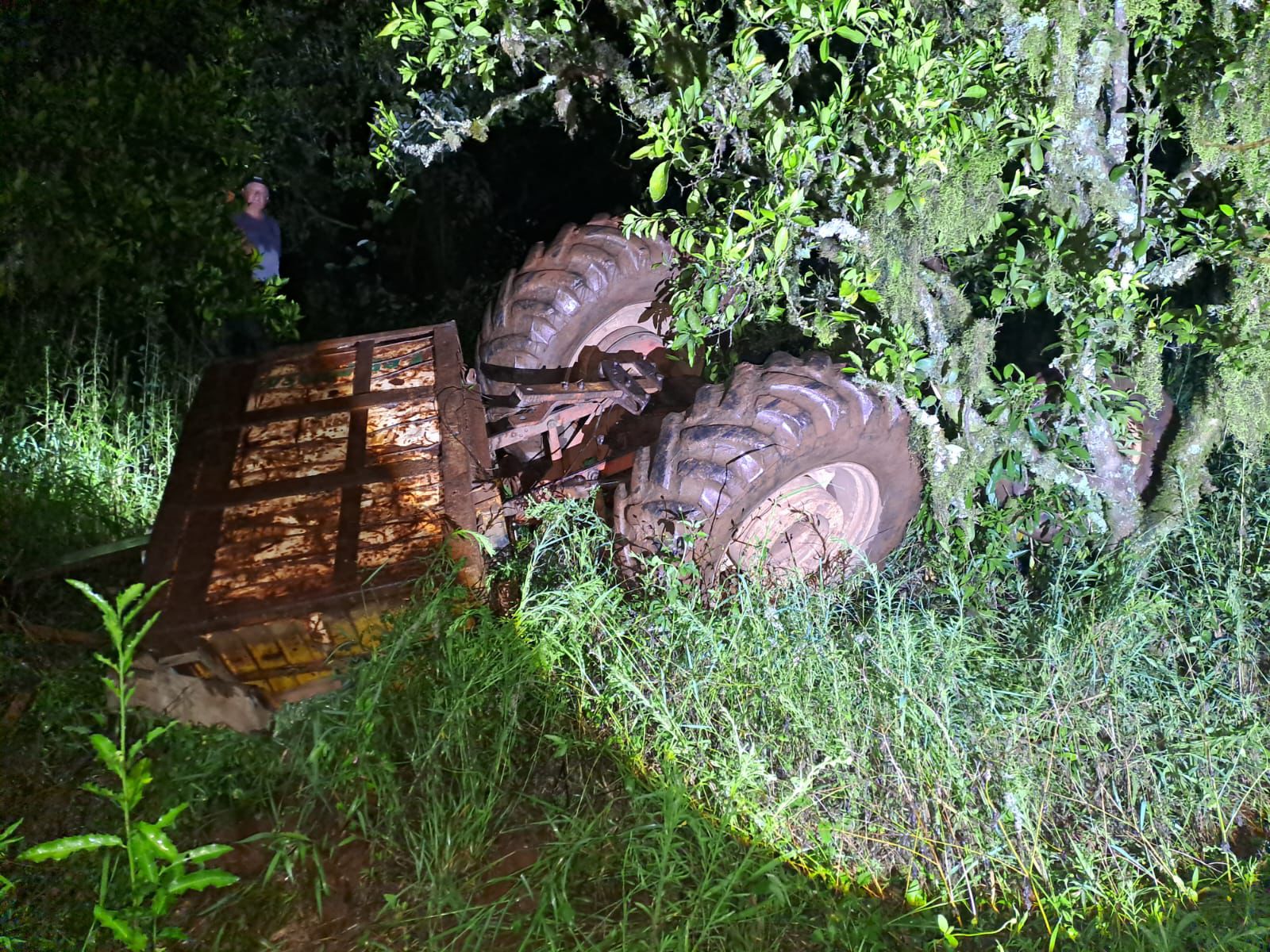 Homem morre após tombamento de trator no interior de Antônio Prado